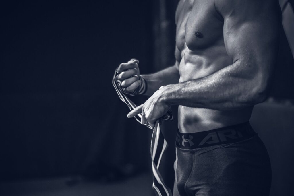 腹筋が見えるマッチョな男性