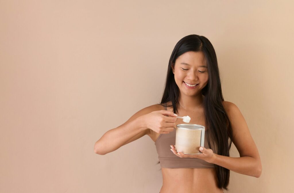粉状のサプリメントを摂取している女性