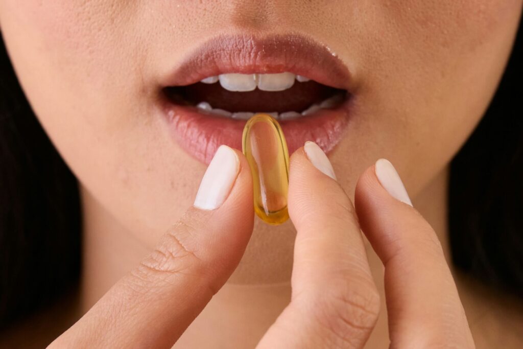 サプリメントを服用している女性