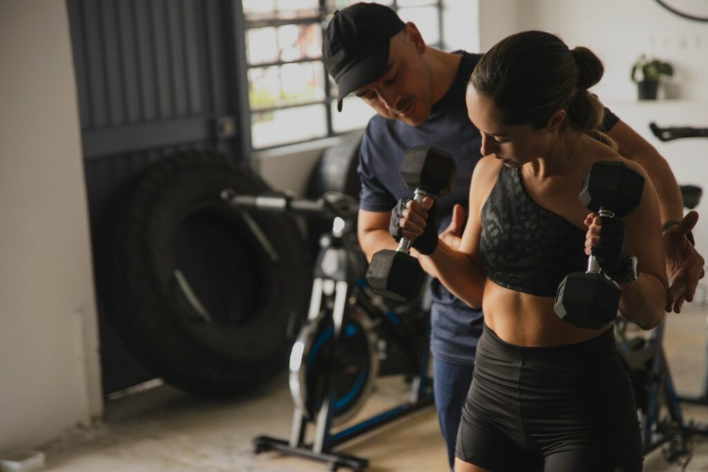 パーソナルトレーニングを受けている女性