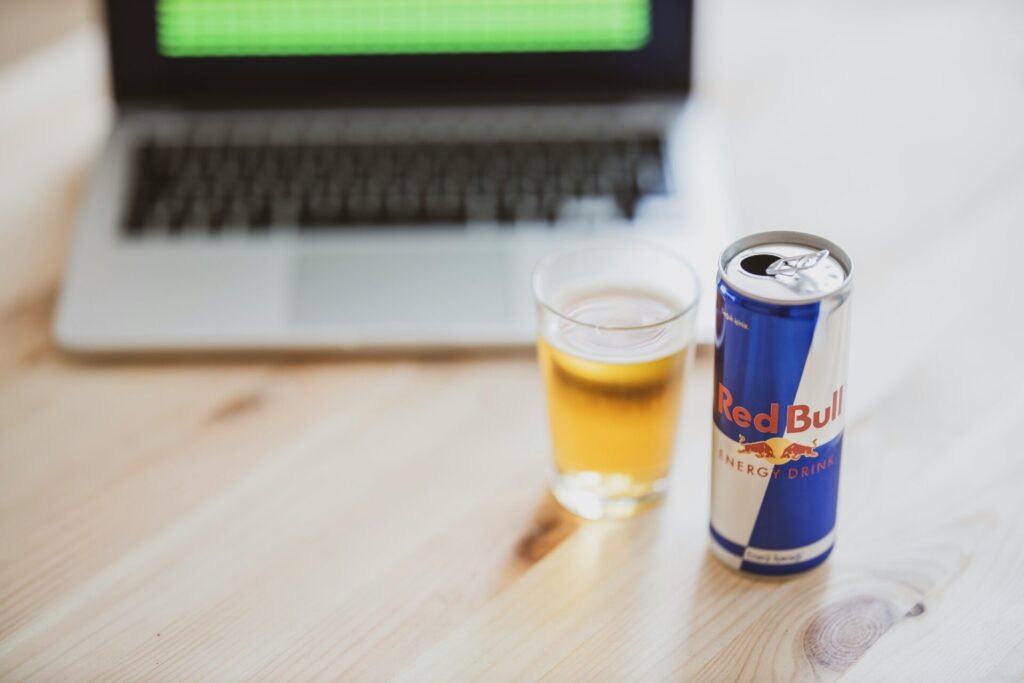エナジードリンクとノートパソコン
