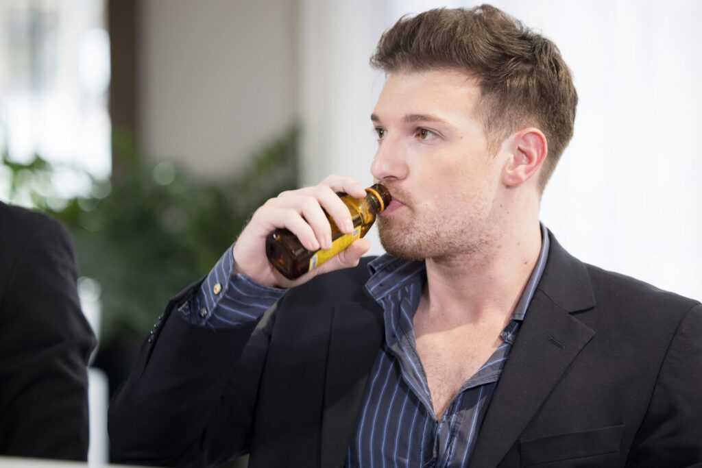 栄養ドリンクを飲んでいる男性
