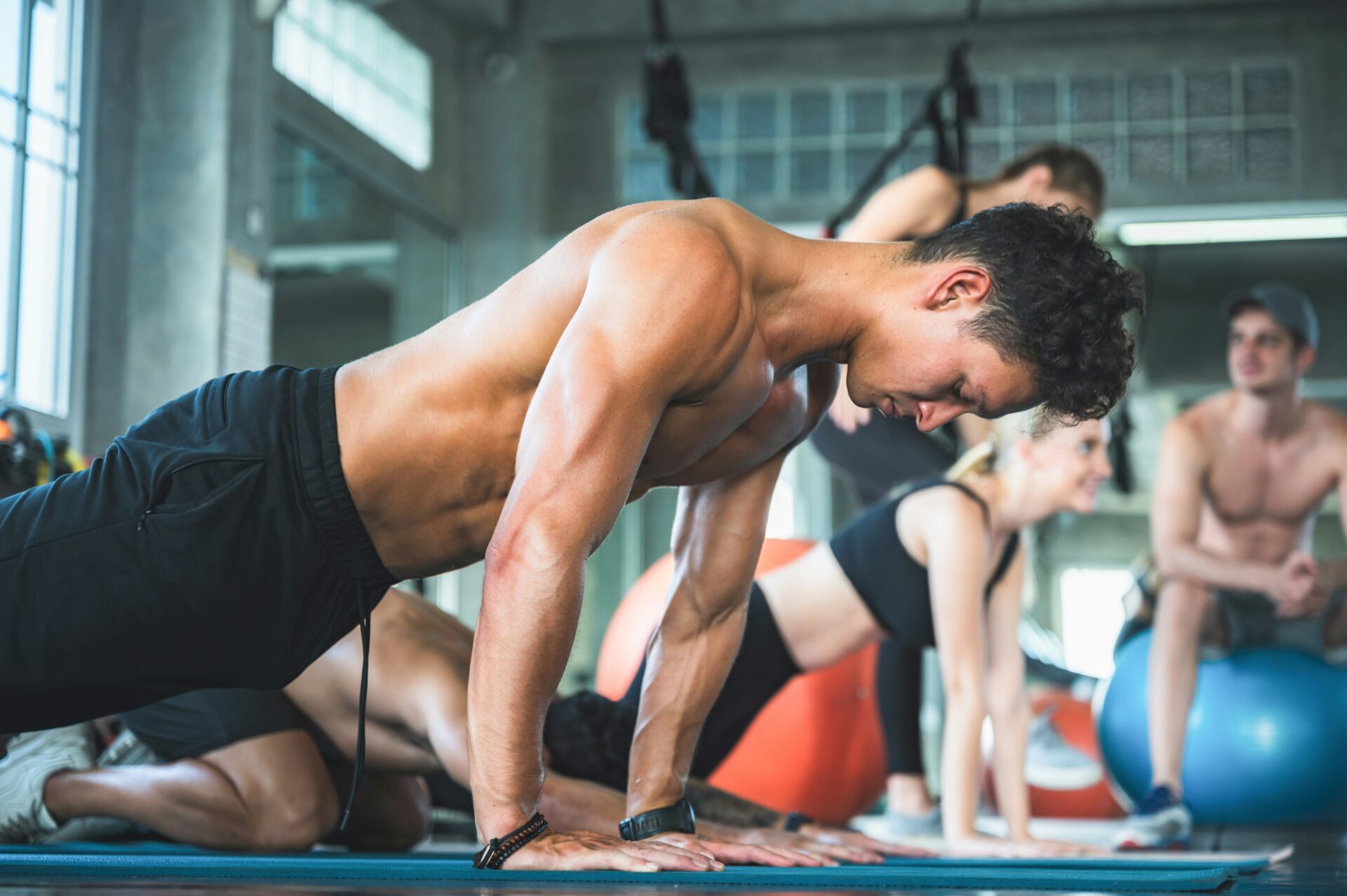 腕立て伏せをしている男性