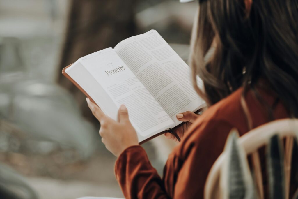 本を読んでいる女性