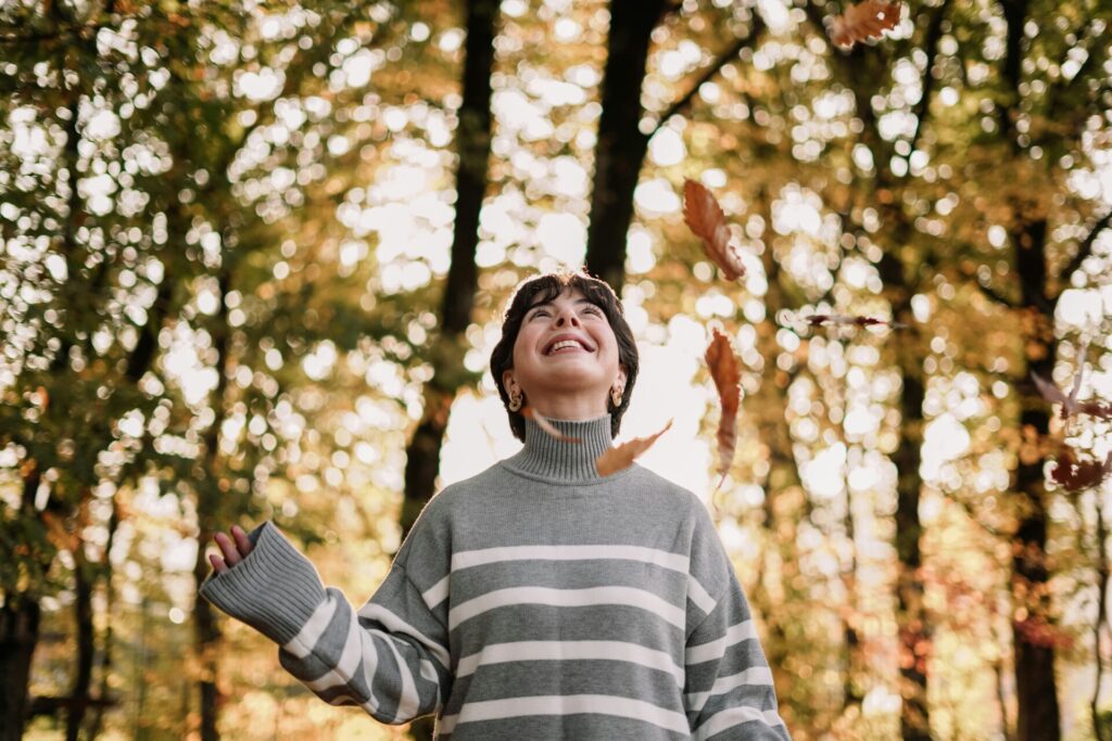 紅葉の中で笑顔な女性