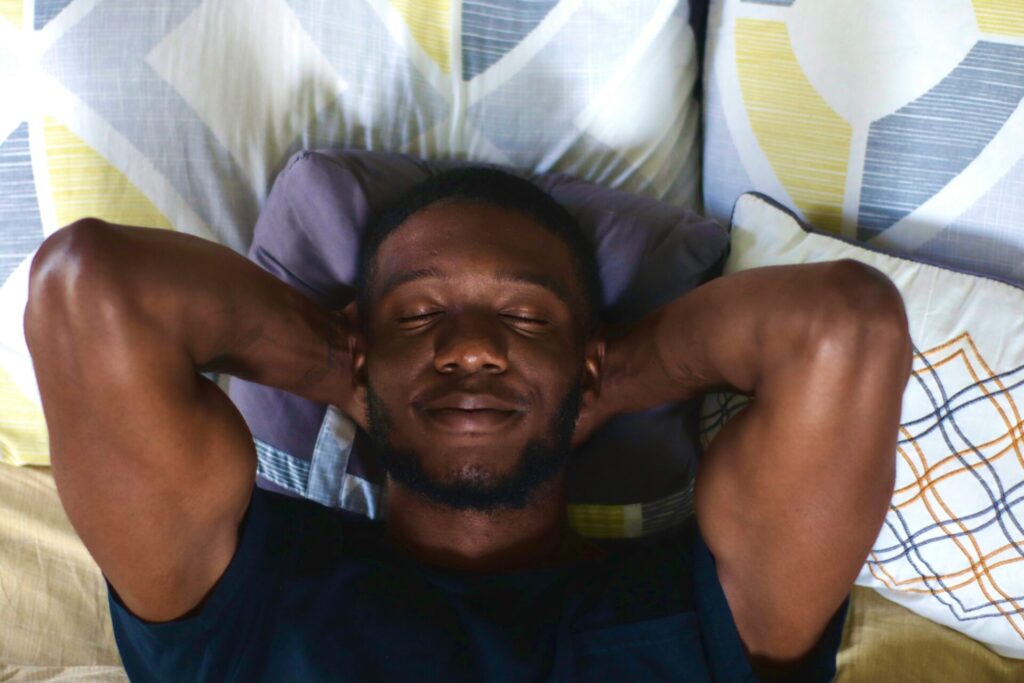 眠りにつく男性