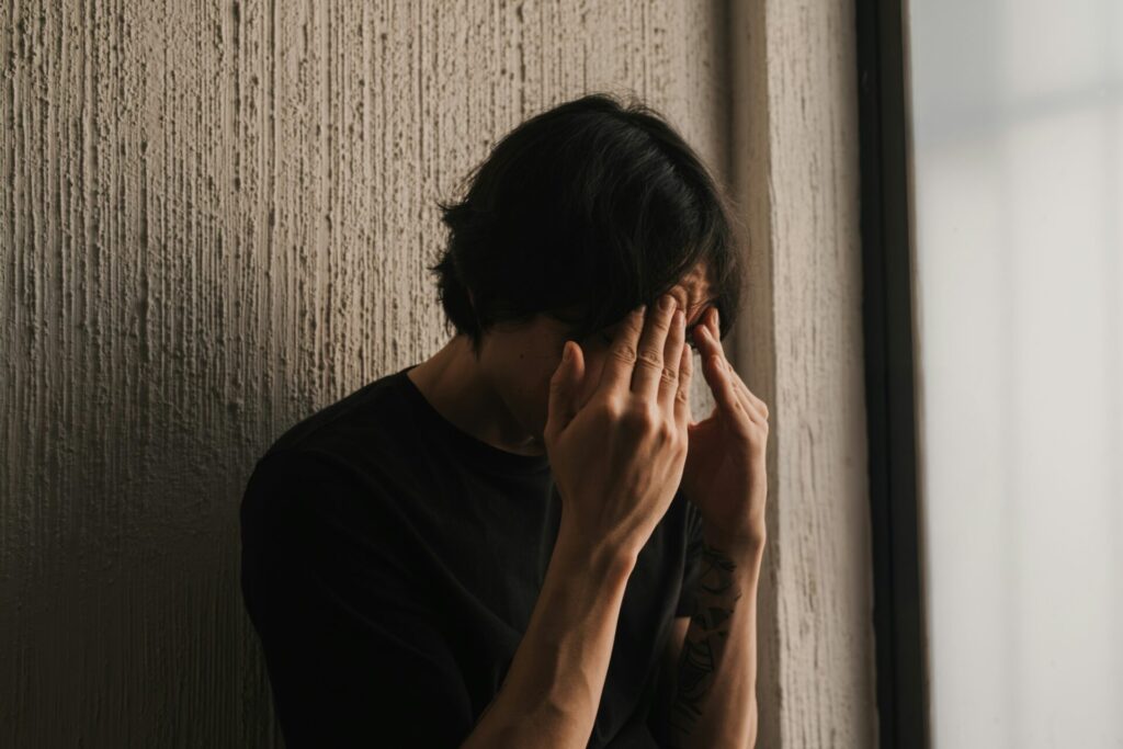 頭を抱えている男性