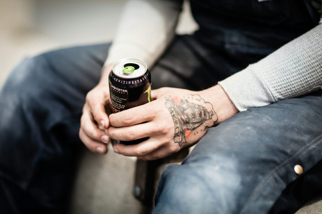 エナジードリンクを飲んでいる男性