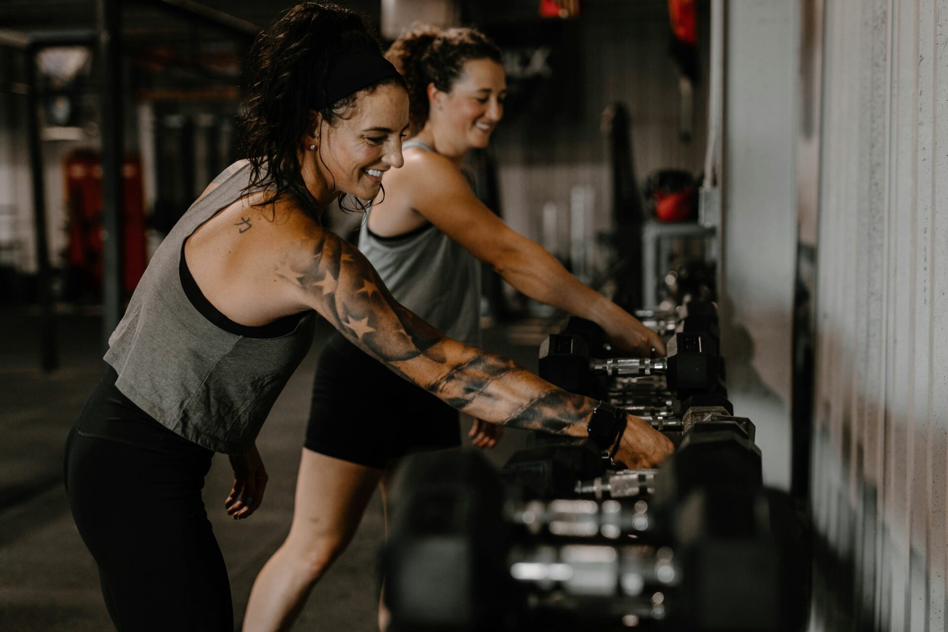 ジムでトレーニングをしている女性たち