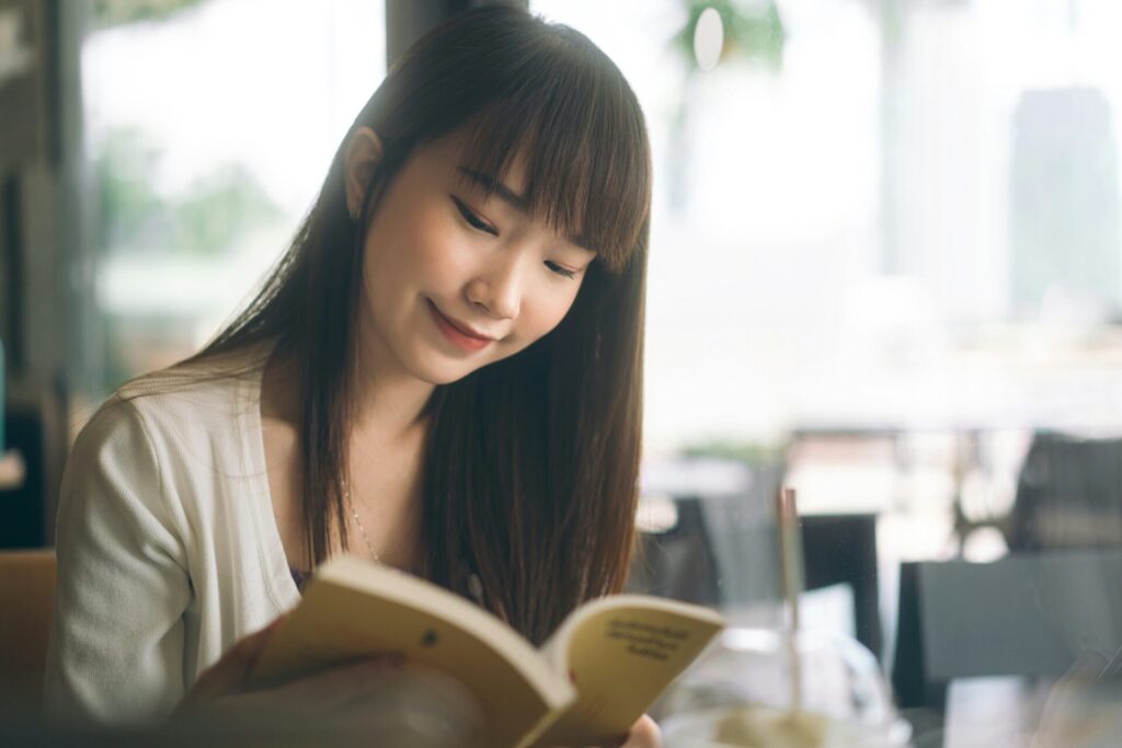 本を読んでいる女性