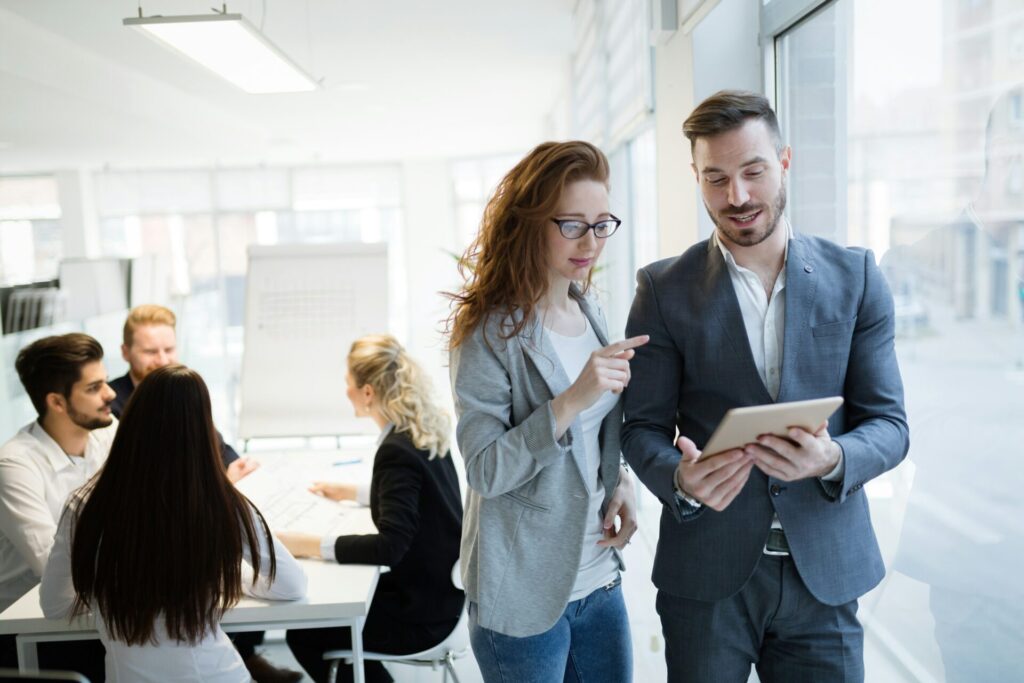 オフィスで会話をしている男性と女性