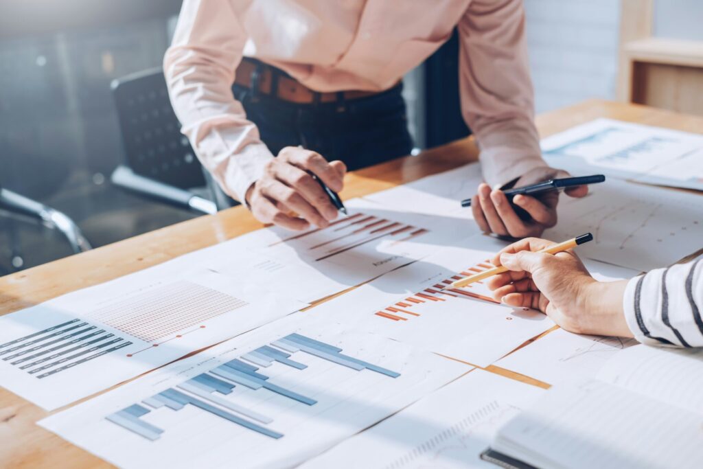 分析をしているアナリスト