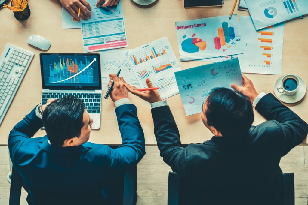 会議をしているアナリストたち