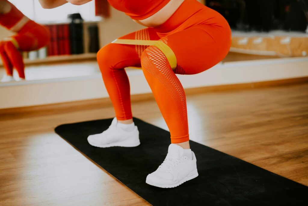 スクワットをしている女性