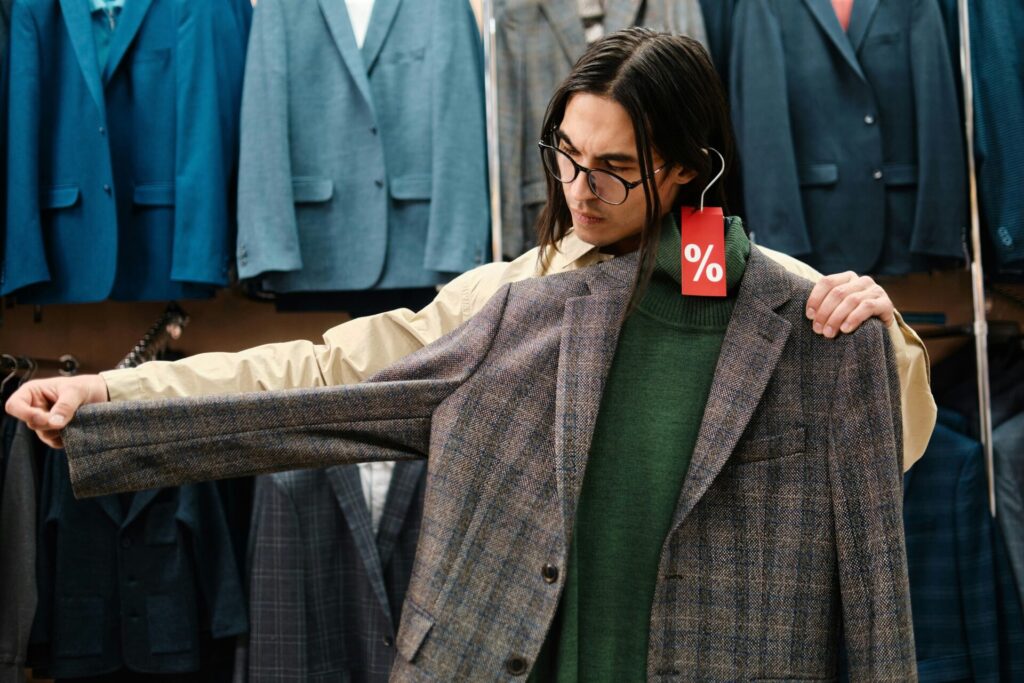 服を確かめている男性