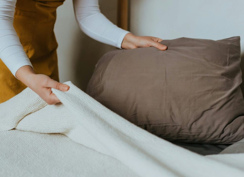 ベッドを整えている