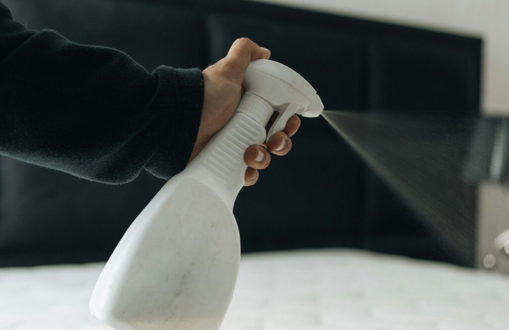 マットレスにスプレーを吹きかけている