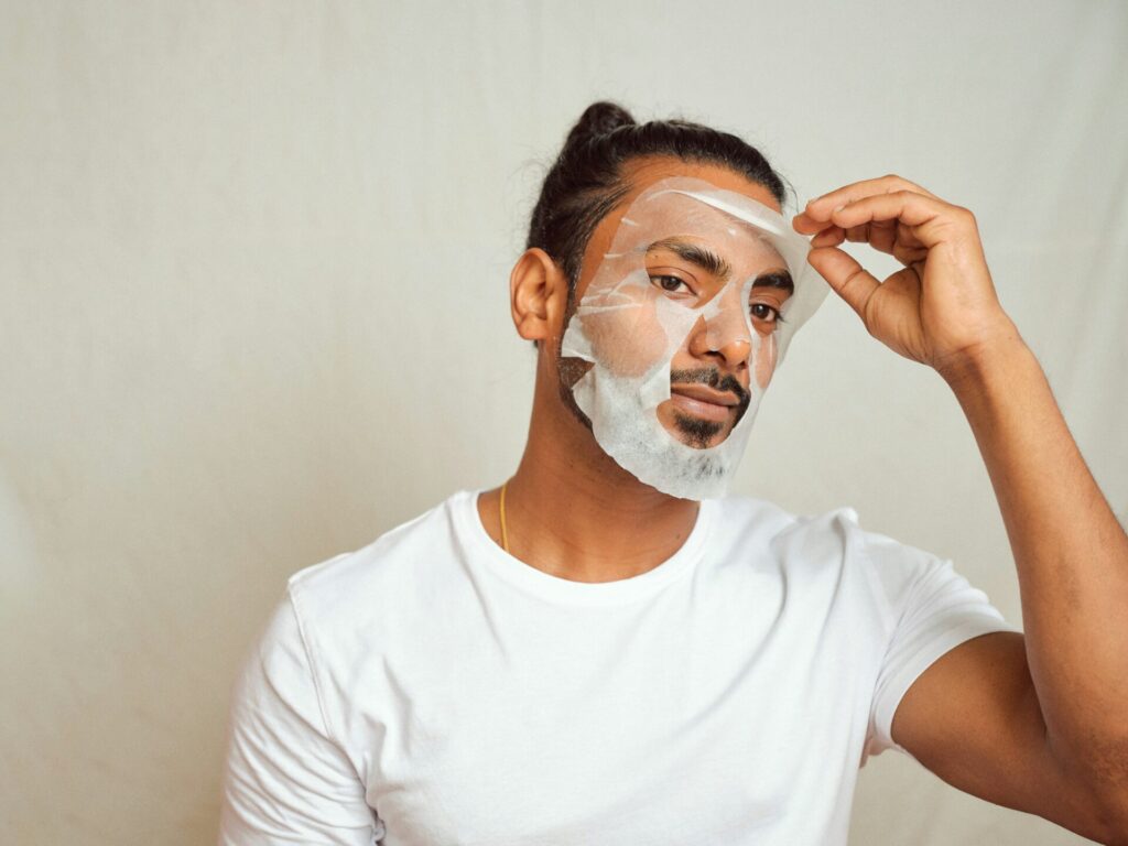 パックをしている男性