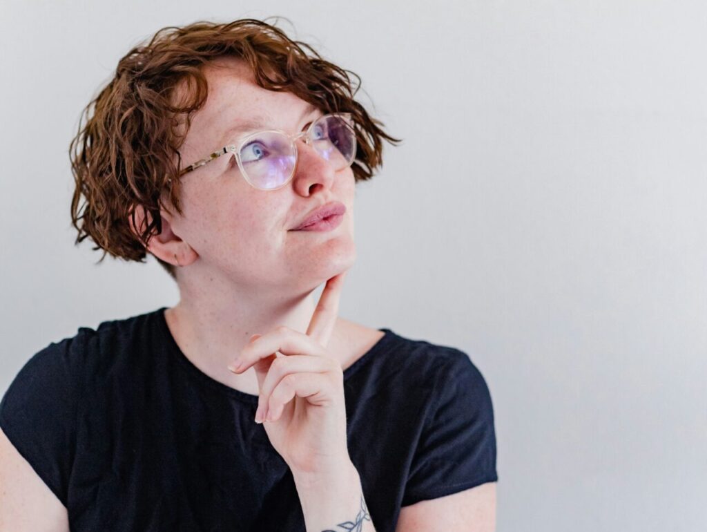 考えている女性