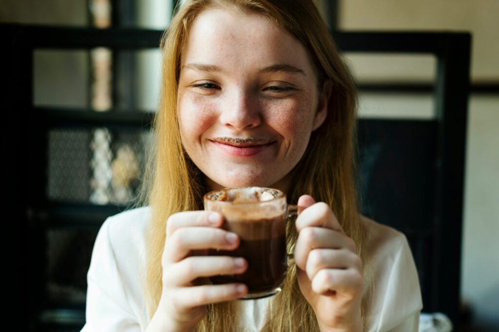 ココアを飲んでいる女性