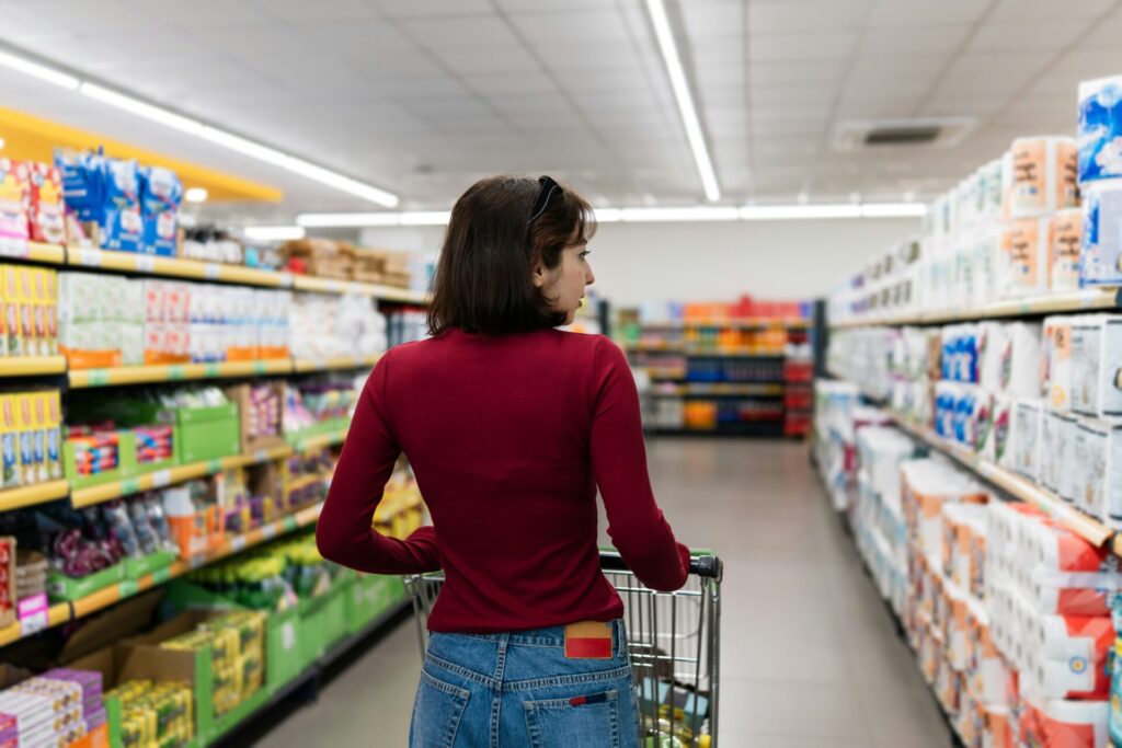 買い物をしている女性